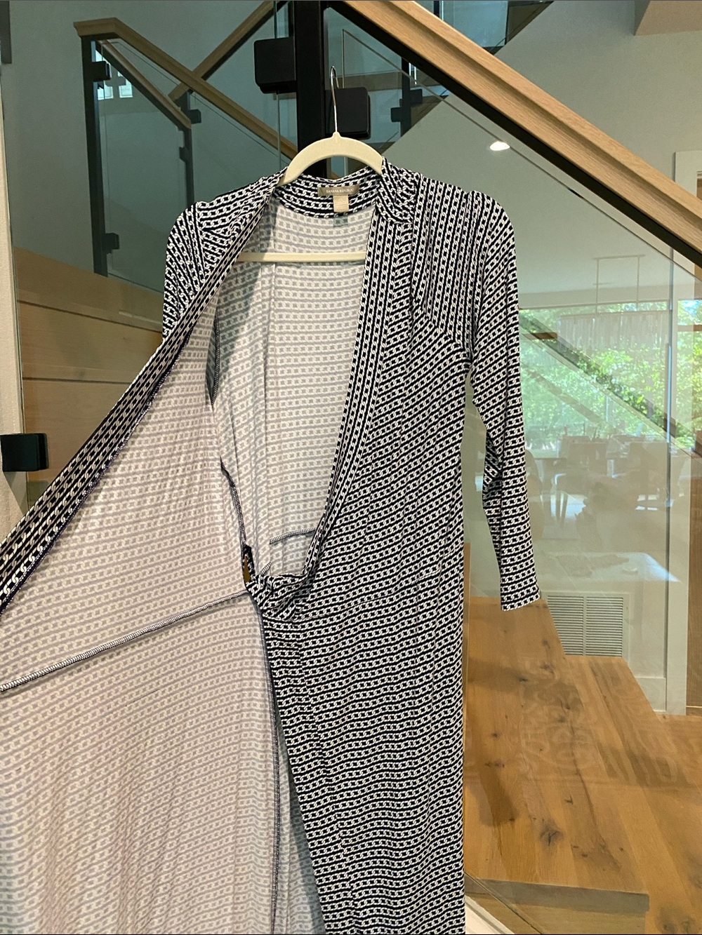 Banana Republic Navy and White Chain-Pattern wrap dress - Picture 3 of 5